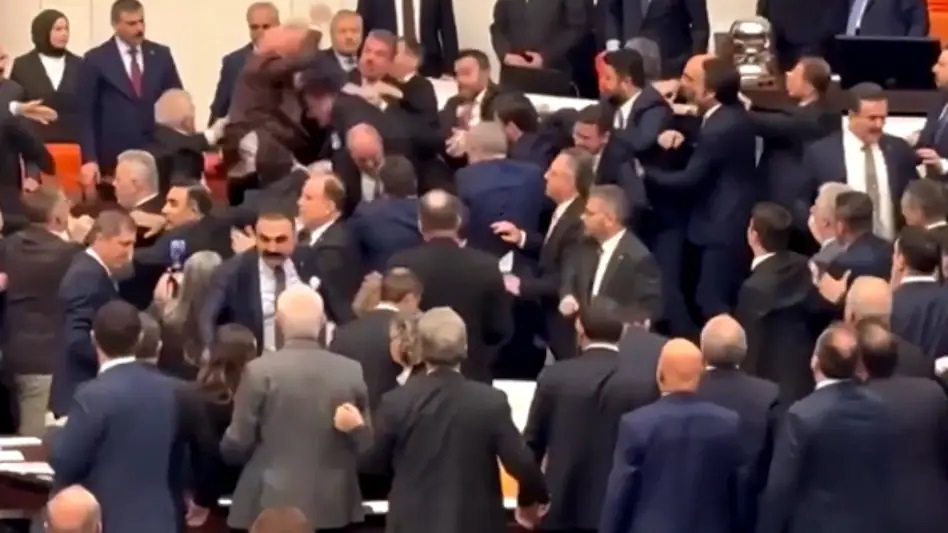 संसद में बवाल! न्याय मंत्री की शपथ के दौरान संसद में हिंसक झड़प, सांसदों के बीच चले लात-घूंसे