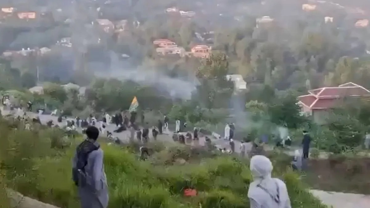 प्रदर्शनकारियों पर पाकिस्तानी सेना की फायरिंग, 19 की मौत, कई घायल